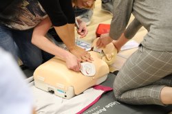 Polfarmex szkoli pracowników z obsługi AED